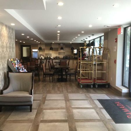 Отель Ramada By Wyndham Bronx Terminal Нью-Йорк Экстерьер фото