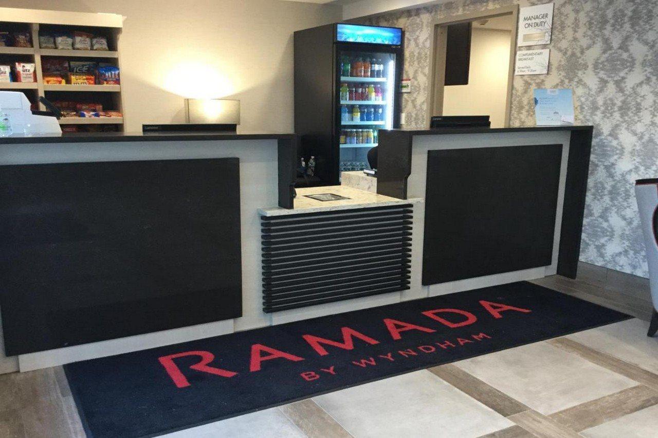 Отель Ramada By Wyndham Bronx Terminal Нью-Йорк Экстерьер фото