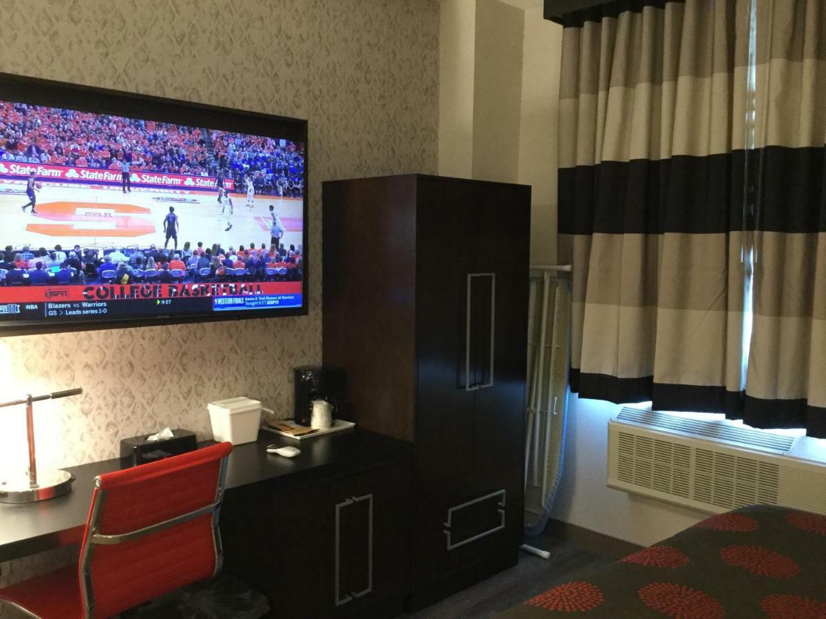 Отель Ramada By Wyndham Bronx Terminal Нью-Йорк Экстерьер фото